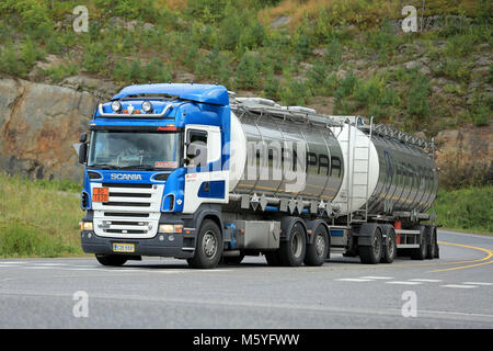 FORSSA, FINLANDE - le 16 août 2014 : Scania R500 camion-citerne sur l'intersection de l'autoroute. La baisse de prix du diesel n'entraîne pas de transports econ Banque D'Images