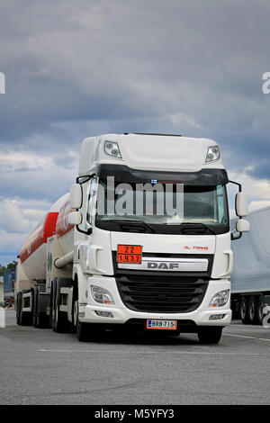 FORSSA, FINLANDE - le 16 août 2014 : DAF CF EURO 6 camion citerne garé. PACCAR enregistre des revenus annuels de 18,99 milliards de dollars et un bénéfice net de 1,36 bi Banque D'Images