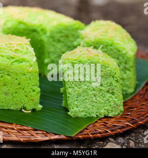 Gâteau de mousseline de Pandan désert traditionnel indonésien fond Pierre Vue de dessus Banque D'Images