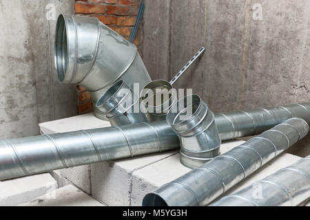 Les conduits de ventilation. Un grand nombre des mêmes composants en métal (le conduit d'air. Le tuyau d'air de l'aluminium conduit d'air Banque D'Images