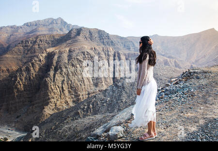 Femme jouissant de la vue sur la montagne du désert Banque D'Images