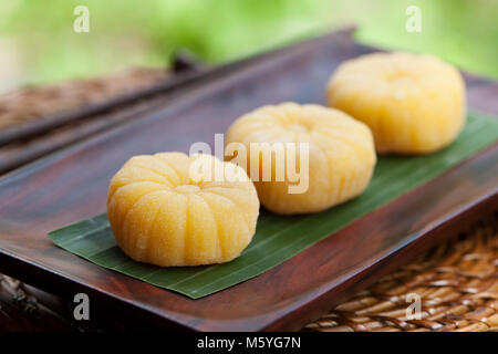 Dessert japonais Mochi à la mangue sur plaque de bois Piscine Jardin contexte Banque D'Images