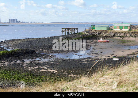 Trou du paddy,Angleterre,Redcar,UK avec la centrale nucléaire de Hartlepool dans l'arrière-plan Banque D'Images