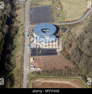 Vue aérienne d'un bâtiment en forme de 8 au Parc scientifique de l'Université Keele, Staffordshire, Royaume-Uni Banque D'Images