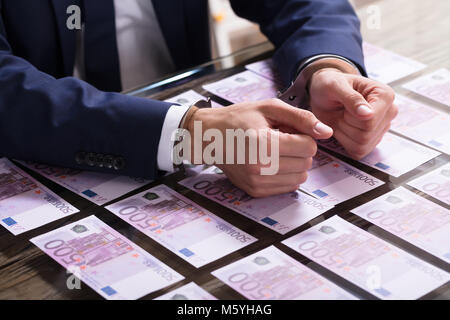 Close-up de l'homme d'affaires, l'Arrêté menottes pour soudoyer avec des billets en euros sur 24 Banque D'Images