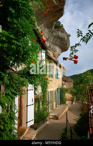 Les maisons construites dans les falaises des Eyzies de Tayac Sireuil en Périgord Noir, Dordogne France. Banque D'Images