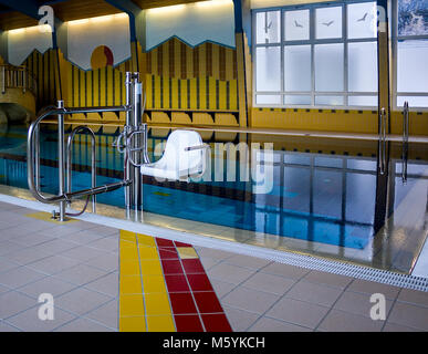 MALLNITZ, AUTRICHE - 6 février 2018 : piscine ascenseur pour personnes handicapées dans Tauernbad, Mallnitz Banque D'Images