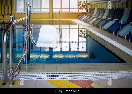 MALLNITZ, AUTRICHE - 6 février 2018 : piscine ascenseur pour personnes handicapées dans Tauernbad, Mallnitz Banque D'Images