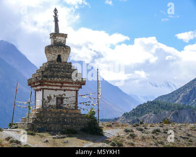 Stupa solitaire sous la montagne Annapurna Annapurna trek, circuit, Marsyangdi river valley, Népal Banque D'Images