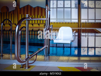 MALLNITZ, AUTRICHE - 6 février 2018 : piscine ascenseur pour personnes handicapées dans Tauernbad, Mallnitz Banque D'Images