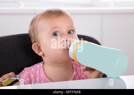 Close-up of A cute little Baby Girl l'eau potable de la bouteille Banque D'Images