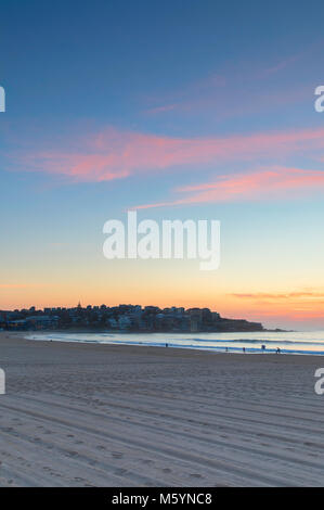 La plage de Bondi au lever du soleil, Sydney, New South Wales, Australia Banque D'Images