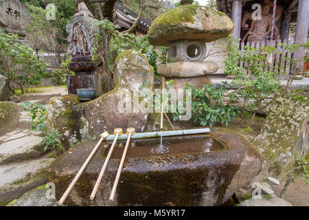 Temple bouddhiste à Hatsukaichi, au Japon. Daishō-Daisyō ou en-in est un temple japonais historique complexe avec de nombreux temples et statues sur le Mont Misen Banque D'Images