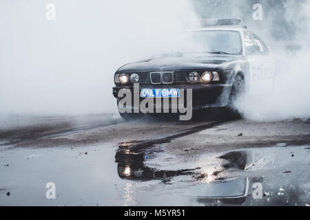 Saint-pétersbourg, Russie - Septembre 16, 2017 : voiture de police BMW 5-series sur drift racing motorsport. L'allemand BMW Bavarois driftcar brûler des pneus sur l'asphalte Banque D'Images