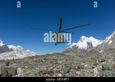 Atterrissant à l'Khan Tengri, Camp de Base de montagnes de Tian Shan Central, frontière du Kirghizistan et de la Chine, le Kirghizistan Banque D'Images