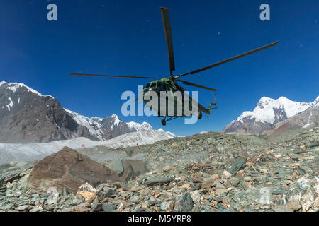 Atterrissant à l'Khan Tengri, Camp de Base de montagnes de Tian Shan Central, frontière du Kirghizistan et de la Chine, le Kirghizistan Banque D'Images