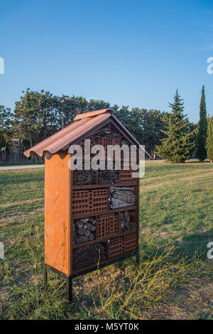 Maison des insectes dans un parc sous ciel bleu Banque D'Images