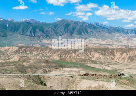 Route vers le lac Kol Chanson, province de Naryn, du Kirghizistan, de l'Asie centrale Banque D'Images