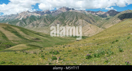 Route vers le lac Kol Chanson, province de Naryn, du Kirghizistan, de l'Asie centrale Banque D'Images