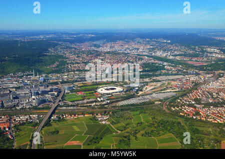 Stuttgart - 11 juin 2017 : Une vue aérienne de la région de Stuttgart et le stade de football, l'Allemagne du sud sur une journée ensoleillée Banque D'Images