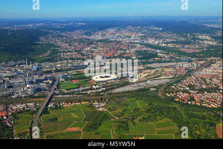 Stuttgart - 11 juin 2017 : Une vue aérienne de la région de Stuttgart et le stade de football, l'Allemagne du sud sur une journée ensoleillée Banque D'Images