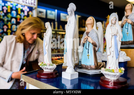 Lourdes (sud-ouest de la France). Boutique de souvenirs, des statuettes de la Vierge Marie et Sainte Bernadette Soubirous en vente Banque D'Images