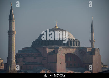 Aya Sofya, Sainte-Sophie - la plus grande cathédrale de la chrétienté depuis près d'un millier d'années ; l'empereur Justinien influents du chef-d'œuvre architectural à partir du sixième siècle. Des siècles de mosaïques d'or de la Vierge Marie, l'archange Gabriel, et Byzantine empereurs et impératrices. Convertie en mosquée, maintenant un musée avec des expositions. Banque D'Images