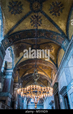 Aya Sofya, Sainte-Sophie - la plus grande cathédrale de la chrétienté depuis près d'un millier d'années ; l'empereur Justinien influents du chef-d'œuvre architectural à partir du sixième siècle. Des siècles de mosaïques d'or de la Vierge Marie, l'archange Gabriel, et Byzantine empereurs et impératrices. Convertie en mosquée, maintenant un musée avec des expositions. Banque D'Images