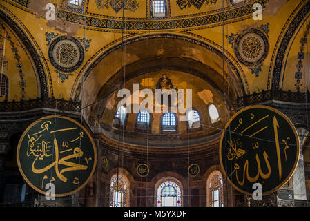 Aya Sofya, Sainte-Sophie - la plus grande cathédrale de la chrétienté depuis près d'un millier d'années ; l'empereur Justinien influents du chef-d'œuvre architectural à partir du sixième siècle. Des siècles de mosaïques d'or de la Vierge Marie, l'archange Gabriel, et Byzantine empereurs et impératrices. Convertie en mosquée, maintenant un musée avec des expositions. Banque D'Images