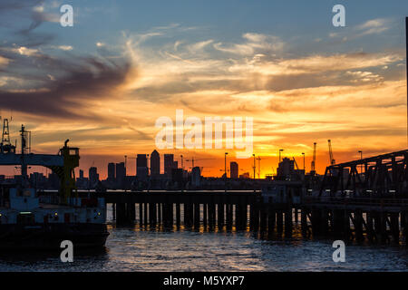 Coucher du soleil à Woolwich pier à vers Canary Wharf Banque D'Images