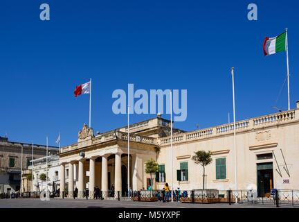 Vue sur le bâtiment de la garde principale à St Georges Square, La Valette, Malte, Europe. Banque D'Images
