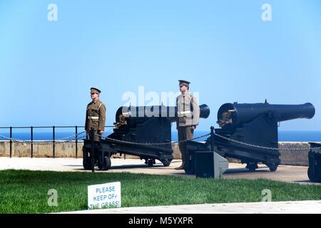 Les soldats se préparent à feu les canons pour le Canon de midi dans la région de Barrakka Gardens, La Valette, Malte, Europe. Banque D'Images