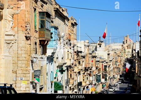 Afficher le long de la Triq il-Vitorja shopping street, Sliema, Malte, l'Europe. Banque D'Images