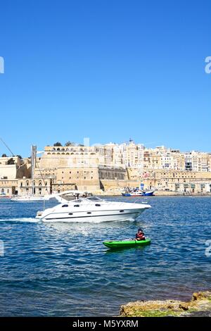 Valletta Waterfront bâtiments, y compris les jardins Barrakka supérieur vu que depuis le Grand Port de Vittoriosa avec un canoéiste en premier plan, la Val Banque D'Images