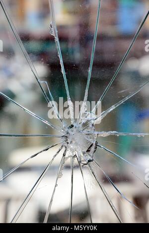Effet Star burst les fissures dans une façade de verre dans la zone de la marina, Albufeira, Algarve, Portugal, Europe. Banque D'Images