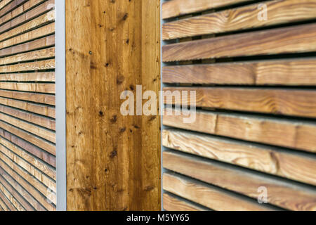 La texture d'un mur en bois moderne faite de lattes. vue oblique. Banque D'Images