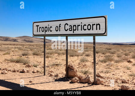 Panneau routier marquant le Tropique du Capricorne dans le désert. Banque D'Images