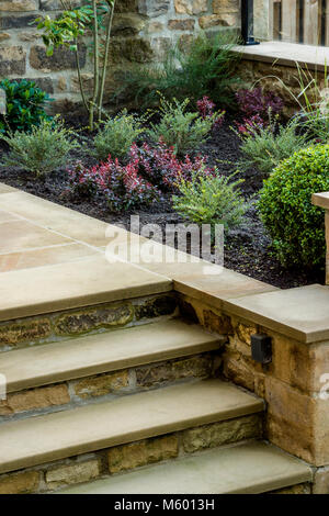 Petit coin de belle, paysagé, jardin privé avec un design contemporain, ouvert & frontière frais d'arbustes et plantes - Yorkshire, Angleterre, Royaume-Uni. Banque D'Images