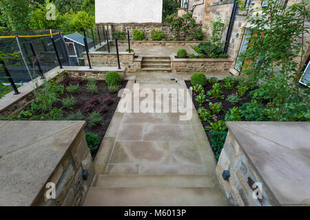 Petit coin de belle, paysagé, jardin privé avec un design contemporain, chemin pavé et marches, des arbustes et plantes - Yorkshire, Angleterre, Royaume-Uni. Banque D'Images