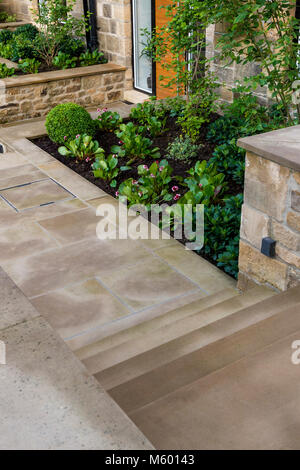 Petit coin de belle, paysagé, jardin privé avec un design contemporain, chemin pavé et marches, des arbustes et plantes - Yorkshire, Angleterre, Royaume-Uni. Banque D'Images