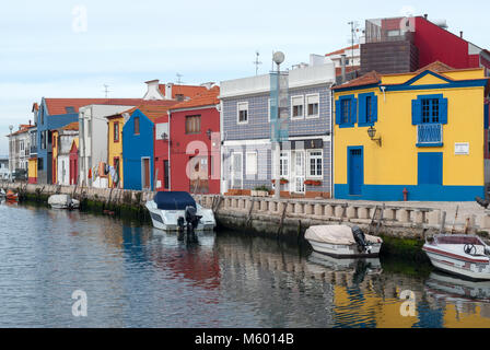 Des maisons pittoresques le long du canal à Aveiro, Portugal Banque D'Images