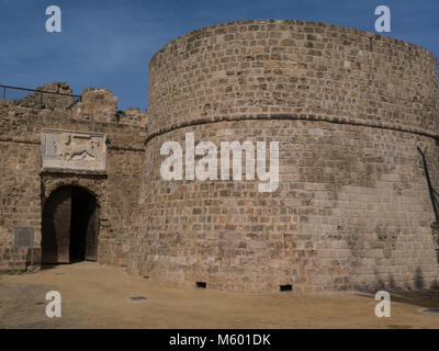 Entrée de la Citadelle construite pour protéger le port de Famagouste lion ailé de Saint Marc sculpture au-dessus de portes d'entrée portes en bois portes plus ancienne à Chypre Banque D'Images