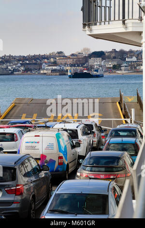 Ferry chaîne laden avec l'hiver le trafic traversant la rivière Tamar de Plymouth à la ville de Cornouailles de Torpoint Banque D'Images