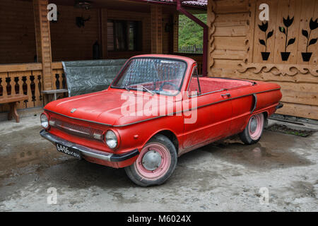 1969 Moskvitch 412 ZAZ-966, 1960 voiture soviétique avec moteur à l'arrière, converti en cabriolet, dans village d'Kryvorivnia, Carpates, Ukraine Banque D'Images