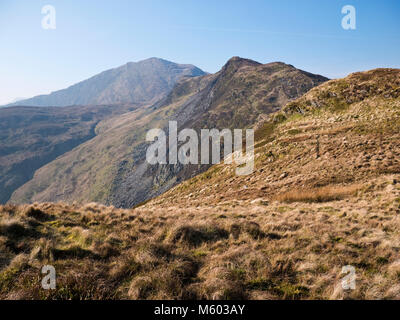 La crête herbeuse allant de la Crimée (Col Gorddinon y Bwlch) jusqu'au sommet de l'Allt-fawr dans les montagnes de Snowdonia Moelwyn, près de Blaenau Ffestiniog Banque D'Images