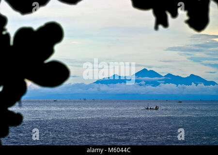 L'île Lombok vu de Tulamben Banque D'Images