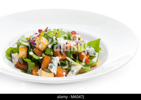 Salade de butternut sur une plaque blanche. Banque D'Images