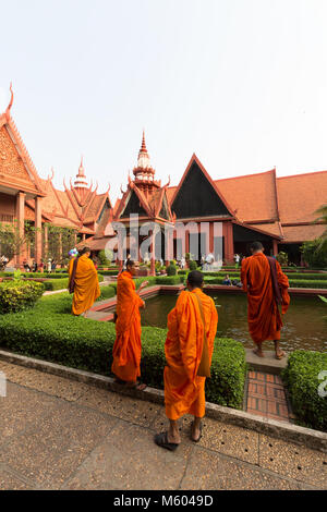 Cambodge monks dans le jardin du Musée National du Cambodge, Phnom Penh, Cambodge Asie Banque D'Images