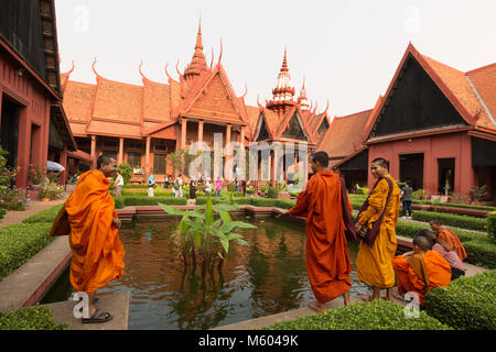 Cambodge monks dans le jardin du Musée National du Cambodge, Phnom Penh, Cambodge Asie Banque D'Images