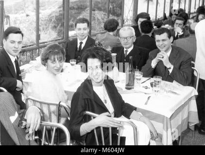 Famille mariage heureux de manger pendant un 1970 mariage en Italie. Tourné en noir et blanc. Banque D'Images